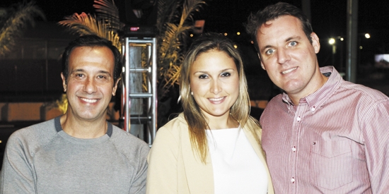 Nelson Arruda, com o casal Gabriela Ferrari e Ricardo Ferrari em badalado coquetel  na semana passada
